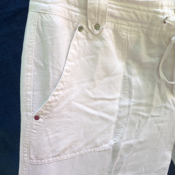 Excellent condition. White 55% linen capris. Very cool summer pants. Size 14 - Picture 4 of 6